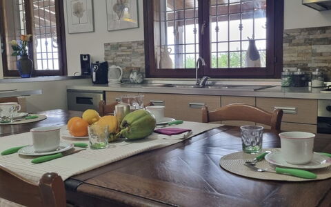Villa Patrizia: Møbel, Indretning, Træ, Bord, Gulvbelægning, Køkken & Spisebord, Stol, Spisestue, Countertop, Bordservice