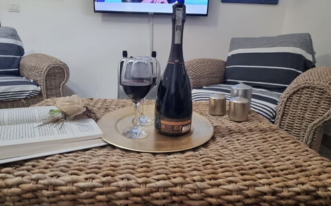 Villa Patrizia: Møbel, Bordservice, Drinkware, Flaske, Bord, Serveware, Mad, Glas Flaske