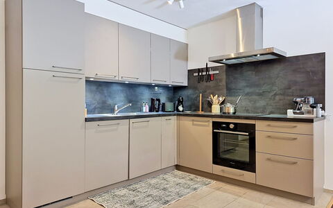 Les Ambassadeurs B 3: Køkken Apparat, Køkken, Countertop, Cabinetry, Møbel, Større Bandage, Gulvbelægning, Indretning, Træ, Husholdningsapparat