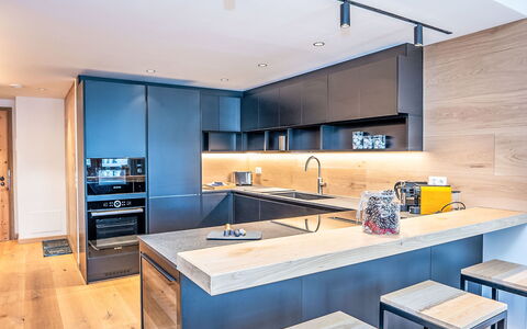 Chesa Zentrum 10B: Køkken, Møbel, Countertop, Indretning, Gulvbelægning, Køkken Apparat, Cabinetry, Etage, Træ, Loft