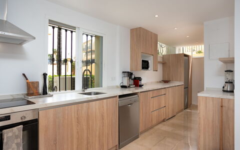 La Quinta Hills: Countertop, Køkken, Køkken Apparat, Gulvbelægning, Cabinetry, Indretning, Træ, Håndvask, Etage, Møbel