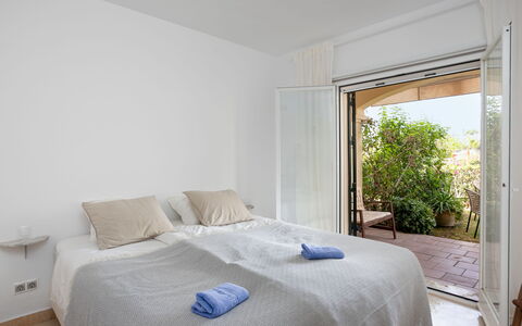 La Quinta Hills: Væg, Træ, Indretning, Møbel, Soveværelse, Etage, Seng, Gulvbelægning, Loft, Værelse