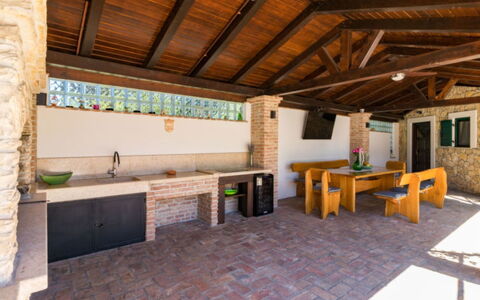 Villa Dominique: Loft, Skygge, Countertop, Udvej, Stol, Køkken, Bejdse, Mursten, Flise, Udendørs Struktur