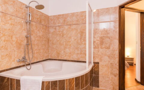Villa Dominique: Badeværelse, Badekar, Gulvbelægning, Sanitærarmatur, Indretning, Etage, Vvs, Loft, Tap, Brun