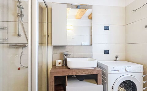 Rugia: Indretning, Gulvbelægning, Etage, Væg, Sanitærarmatur, Træ, Håndvask, Badeværelse, Loft, Værelse