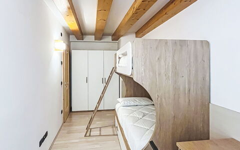 Rugia: Træ, Gulvbelægning, Indretning, Etage, Loft, Soveværelse, Lejlighed, Seng, Værelse, Bed Frame