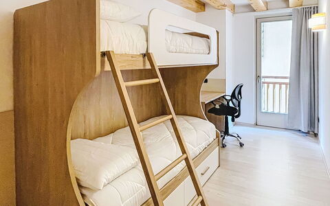 Rugia: Træ, Seng, Soveværelse, Køjeseng, Indretning, Etage, Gulvbelægning, Sengetøj, Sengetøj, Bed Frame