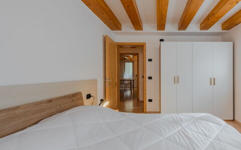 Rugia: Indretning, Træ, Gulvbelægning, Loft, Etage, Møbel, Soveværelse, Værelse, Seng, Belysning