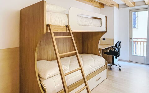 Rugia: Køjeseng, Træ, Indretning, Soveværelse, Møbel, Gulvbelægning, Etage, Seng, Sengetøj, Bed Frame
