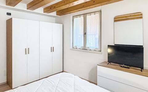 Rugia: Møbel, Indretning, Gulvbelægning, Træ, Soveværelse, Seng, Etage, Værelse, Loft, Belysning