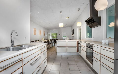 Carlina - from the Sea: Køkken, Indretning, Gulvbelægning, Countertop, Loft, Træ, Lysarmatur, Etage, Cabinetry, Møbel