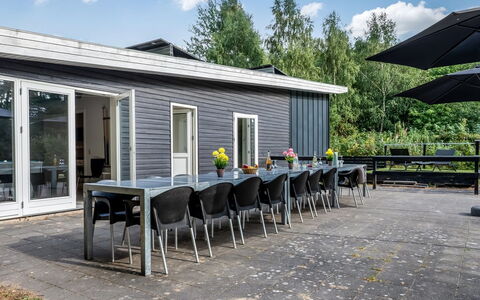 Carlina - from the Sea: Hjem, Hus, Tag, Sidespor, Sommerhus, Dør, Udendørs Møbler, Veranda, Gård, Skygge