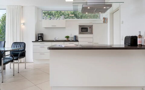 Am Seeufer: Indretning, Møbel, Gulvbelægning, Countertop, Køkken, Etage, Loft, Cabinetry, Lysarmatur, Belysning