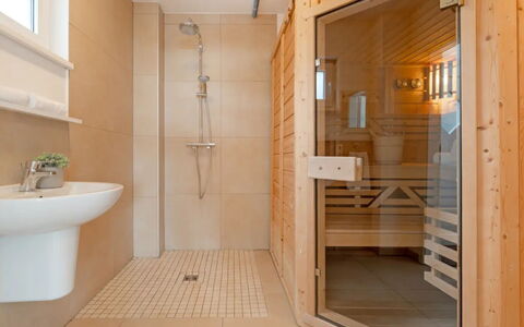 Am Seeufer: Gulvbelægning, Indretning, Etage, Træ, Loft, Sanitærarmatur, Værelse, Badeværelse, Vvs, Bejdse