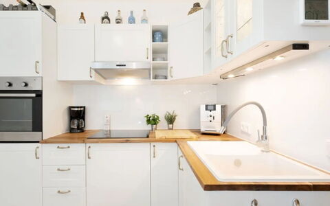 Meeresblick Ankerplatz 84: Køkken, Countertop, Cabinetry, Køkken Apparat, Træ, Sanitærarmatur, Møbel, Gulvbelægning, Større Bandage, Indretning