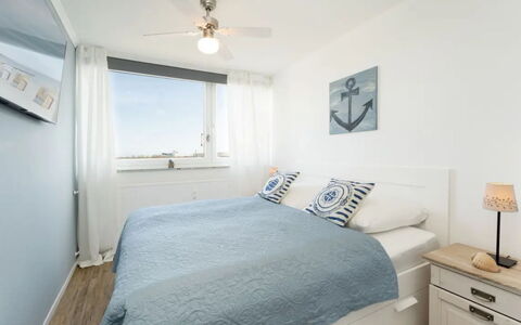 Meeresblick Ankerplatz 84: Seng, Soveværelse, Møbel, Sengetøj, Sengetøj, Indretning, Træ, Loft, Sengetøj, Etage