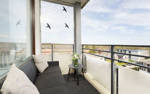 Meeresblick Ankerplatz 84: Lejlighed, Indretning, Etage, Gulvbelægning, Møbel, Loft, Altan, Værelse, Glas, Ejerlejlighed