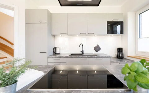 Reiterhof Rickert Glücksklee: Køkken, Countertop, Køkken Apparat, Indretning, Cabinetry, Møbel, Gulvbelægning, Træ, Loft, Lysarmatur