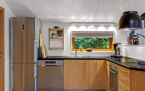 Gesine - 20Km to the Fjord: Køkken Apparat, Køkken, Større Bandage, Countertop, Træ, Møbel, Husholdningsapparat, Indretning, Cabinetry, Gulvbelægning