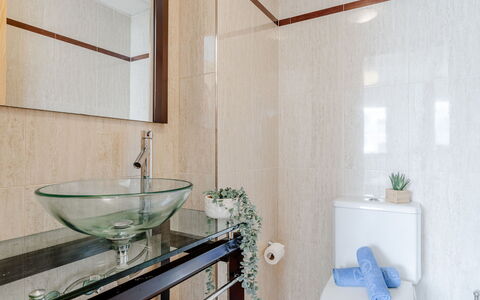 Oliva Nova Cabagua: Sanitærarmatur, Badeværelse, Indretning, Badeværelsesvask, Håndvask, Gulvbelægning, Tap, Etage, Countertop, Spejl