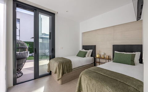 Villa Esencia: Gulvbelægning, Etage, Indretning, Møbel, Seng, Soveværelse, Sengetøj, Lejlighed, Bed Frame, Loft