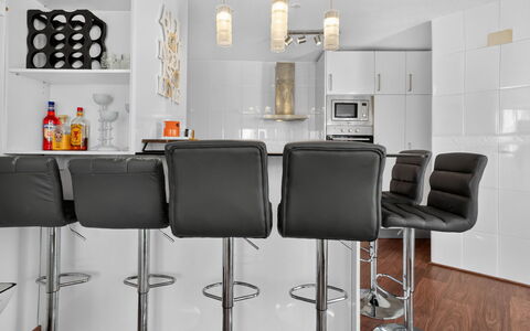 Titanic: Møbel, Indretning, Barstol, Køkken, Gulvbelægning, Stol, Countertop, Hjem, Belysning, Cabinetry