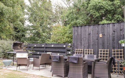 Ballinreich: Møbel, Udendørs Møbler, Stol, Bord, Udendørs Bord, Have, Backyard, Skygge, Gårdhave, Hårdttræ