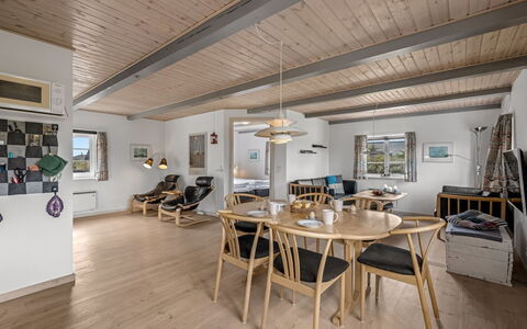 Hellevi - 500M to the Fjord: Indretning, Gulvbelægning, Træ, Loft, Etage, Møbel, Trægulve, Stol, Køkken & Spisebord, Hjem