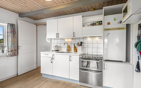 Hellevi - 500M to the Fjord: Køkken, Køkken Apparat, Countertop, Større Bandage, Gulvbelægning, Indretning, Cabinetry, Træ, Etage, Møbel
