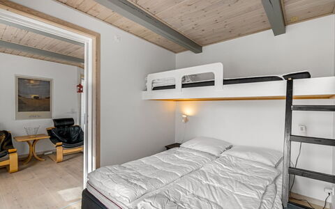 Hellevi - 500M to the Fjord: Træ, Loft, Soveværelse, Indretning, Seng, Etage, Møbel, Bed Frame, Værelse, Sengetøj