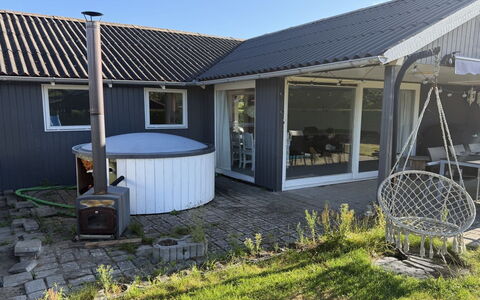 Rəzvan - from the Sea: Tag, Hus, Hjem, Sidespor, Sommerhus, Dør, Skygge, Gård, Backyard, Have