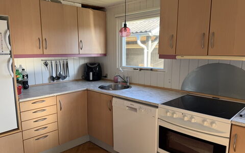 Rəzvan - from the Sea: Gulvbelægning, Køkken, Træ, Countertop, Køkken Apparat, Indretning, Møbel, Etage, Cabinetry, Større Bandage