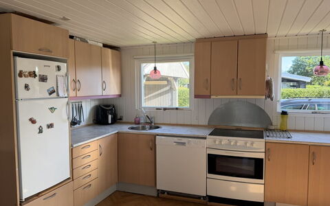 Rəzvan - from the Sea: Køkken, Køkken Apparat, Countertop, Gulvbelægning, Træ, Møbel, Indretning, Cabinetry, Større Bandage, Etage