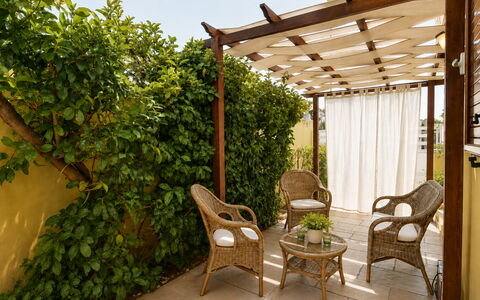 Villa Cristiana: Træ, Møbel, Udendørs Møbler, Skygge, Have, Backyard, Stol, Bejdse, Udendørs Bord, Udendørs Struktur