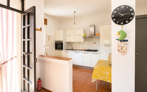 Casa Bianca, Budoni: Møbel, Indretning, Gulvbelægning, Etage, Væg, Træ, Loft, Værelse, Countertop, Køkken