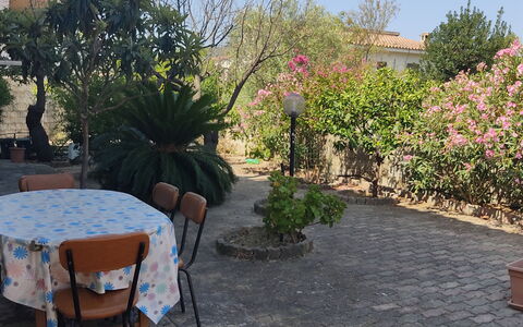 Casa Bianca, Budoni: Busk, Møbel, Blomsterkrukke, Flise, Have, Skygge, Stol, Udendørs Møbler, Landscaping