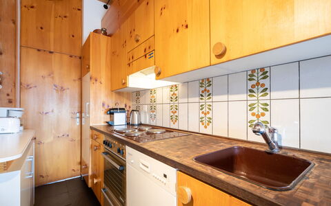 Casa Pleun: Træ, Køkken, Gulvbelægning, Countertop, Etage, Indretning, Håndvask, Større Bandage, Cabinetry, Tap