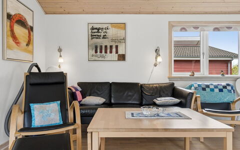 Sannie - 2.8Km from the Sea: Møbel, Indretning, Gulvbelægning, Træ, Etage, Trægulve, Loft, Couch, Stue, Værelse