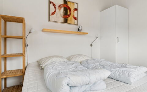 Sannie - 2.8Km from the Sea: Seng, Møbel, Soveværelse, Væg, Indretning, Træ, Etage, Gulvbelægning, Sengetøj, Sengetøj