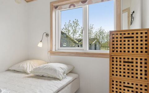 Sannie - 2.8Km from the Sea: Indretning, Væg, Soveværelse, Seng, Etage, Gulvbelægning, Træ, Møbel, Loft, Værelse