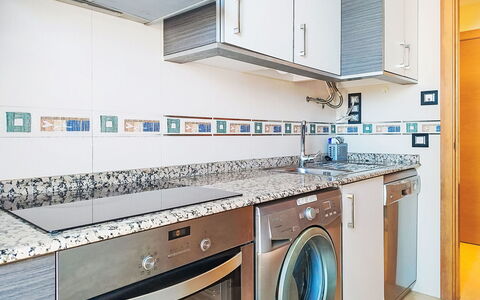 Marina Azul: Større Bandage, Køkken, Gulvbelægning, Countertop, Etage, Lejlighed, Køkken Apparat, Flise, Cabinetry, Køkkenvask