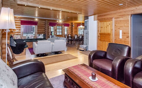 Lieksa 724: Træ, Hjem, Loft, Møbel, Sommerhus, Bjælkehytte, Stue, Hårdttræ, Loft, Couch