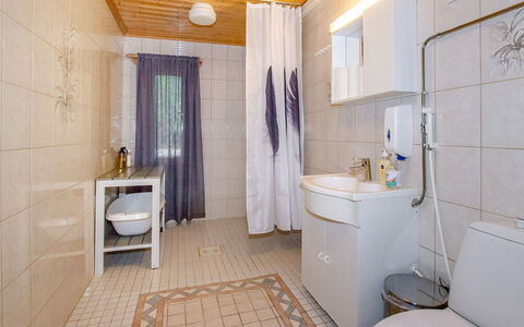 Kolin Kuningas: Sanitærarmatur, Gulvbelægning, Etage, Badeværelse, Indretning, Badeværelsesvask, Håndvask, Toilet, Træ, Toiletbræt