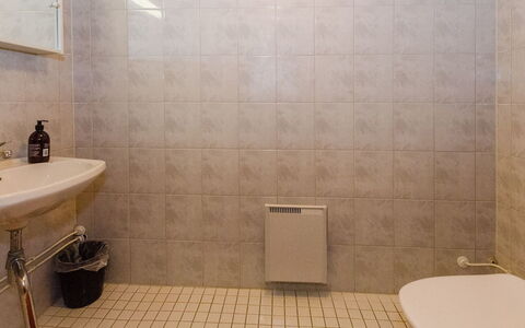 Lieksa 725: Badeværelse, Sanitærarmatur, Gulvbelægning, Væg, Badeværelsesvask, Etage, Indretning, Håndvask, Toiletbræt, Toilet