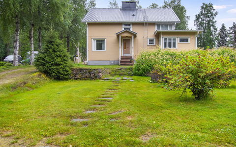 Alpola: Græs, Bygning, Hus, Hjem, Boligområde, Busk, Sommerhus, Tag, Land Lot