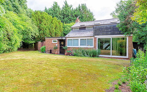 Hollybush Studio: Græs, Hus, Hjem, Busk, Tag, Sommerhus, Boligområde, Have, Estate, Stuehus