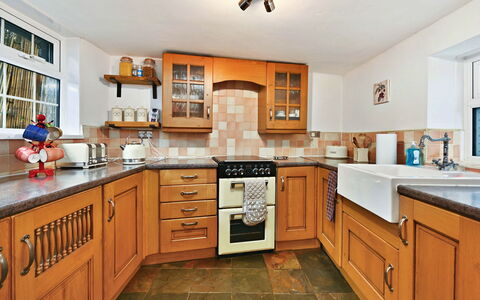 The Old Barn, Hadlow: Køkken, Countertop, Cabinetry, Møbel, Køkken Apparat, Indretning, Gulvbelægning, Større Bandage, Træ, Skuffe