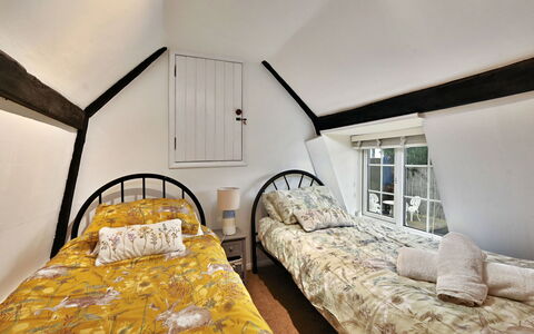 The Old Barn, Hadlow: Træ, Møbel, Hjem, Soveværelse, Indretning, Etage, Seng, Sengetøj, Loft, Bed Frame