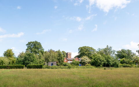 The Old Schoolhouse at Penrhos: Himmel, Daytime, Grøn, Træ, Græs, Natur, Naturligt Miljø, Blad, Vegetationen