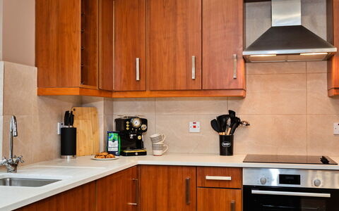 The Kiln: Cabinetry, Køkken Apparat, Køkken, Countertop, Møbel, Træ, Større Bandage, Skab, Gulvbelægning, Skuffe